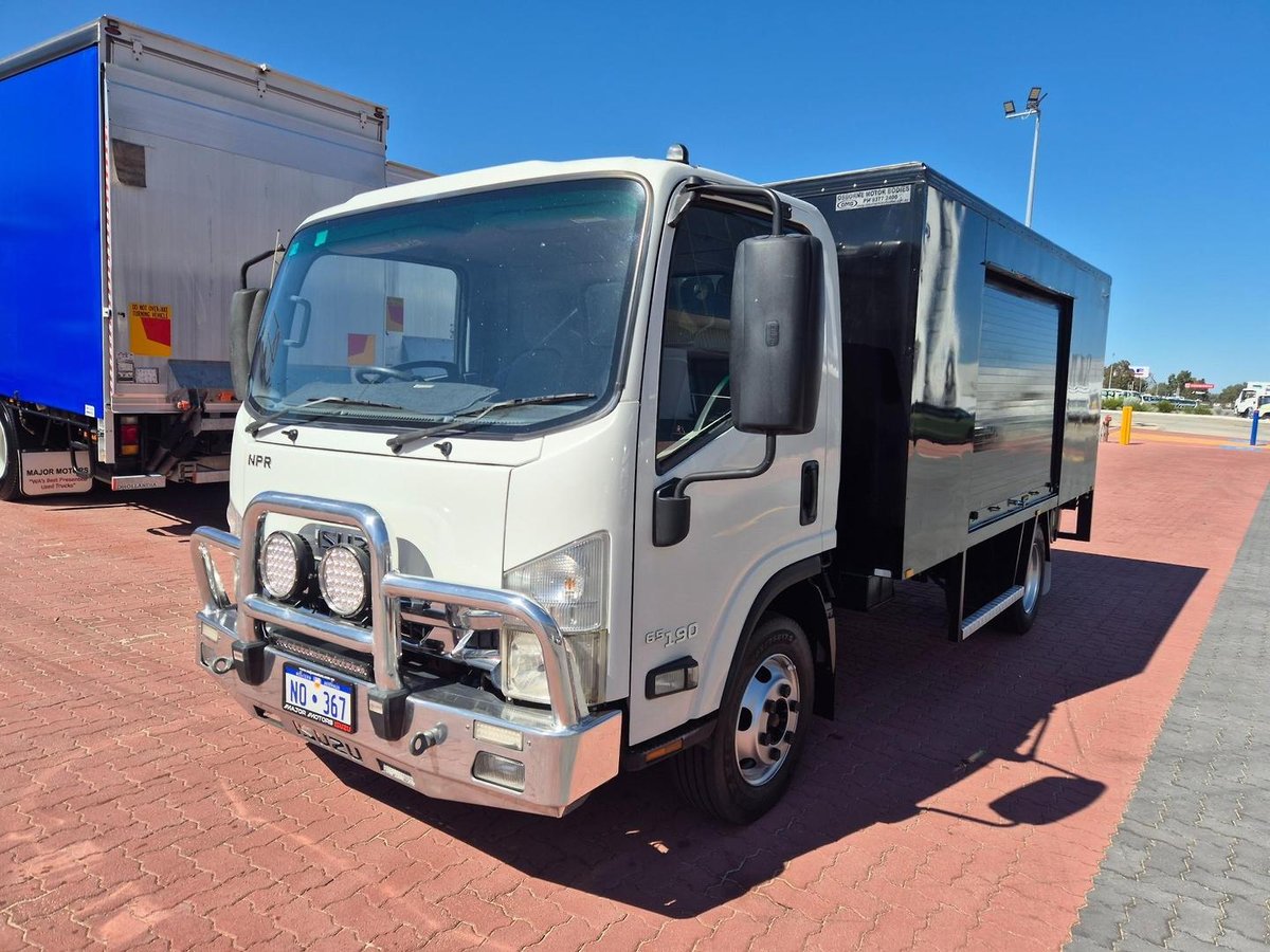 2017 Isuzu Npr65-190  3 Ton Service Body image 19