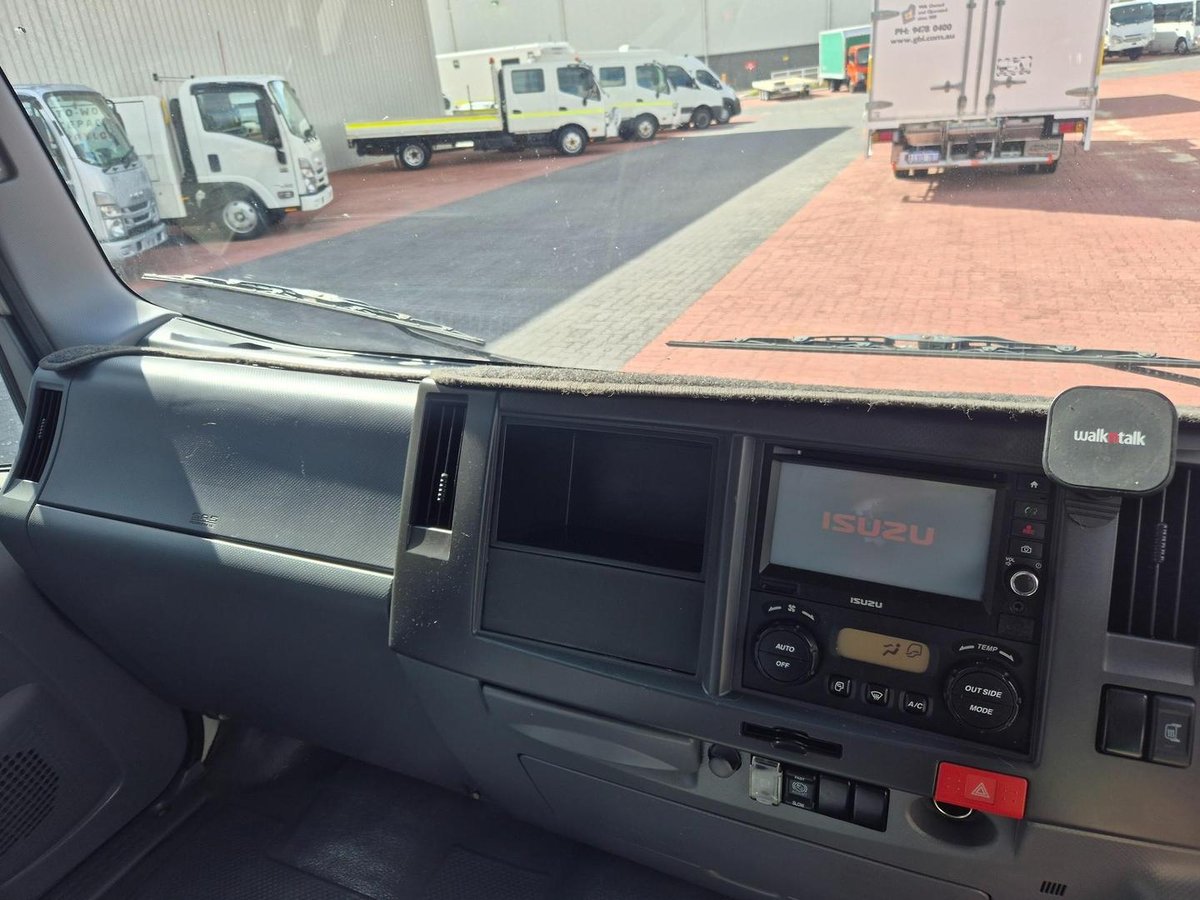 2017 Isuzu Npr65-190  3 Ton Service Body image 3