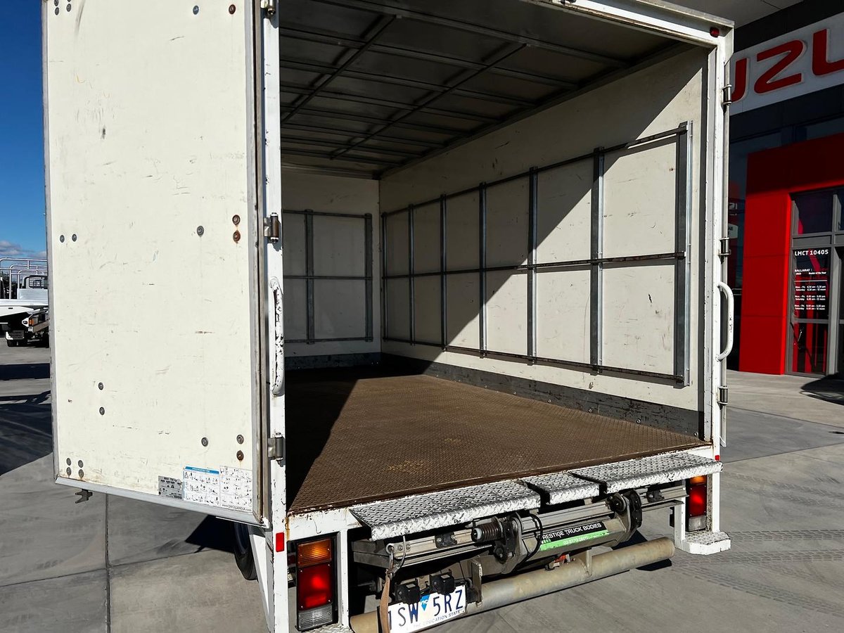 2021 Isuzu N Series NNR 45-150 Vanpack image 30