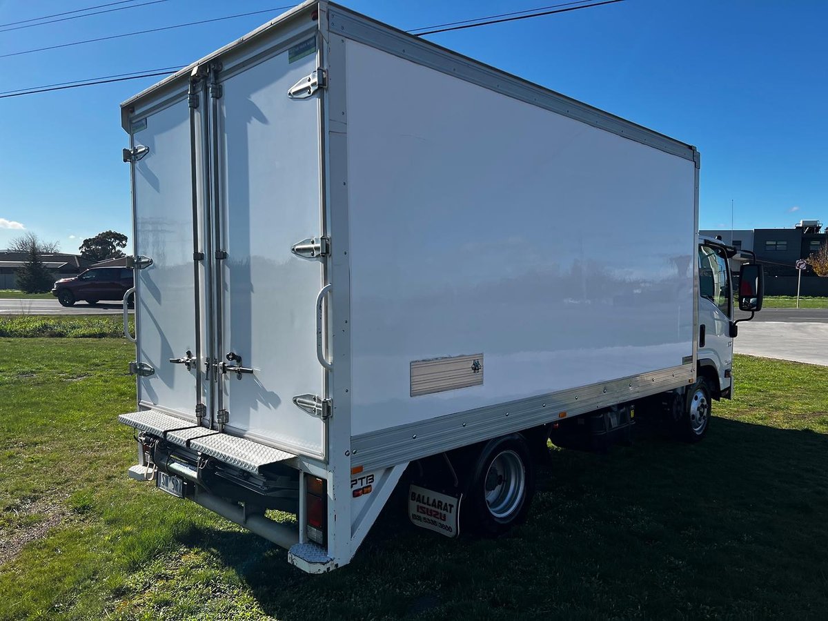 2021 Isuzu N Series NNR 45-150 Vanpack image 22