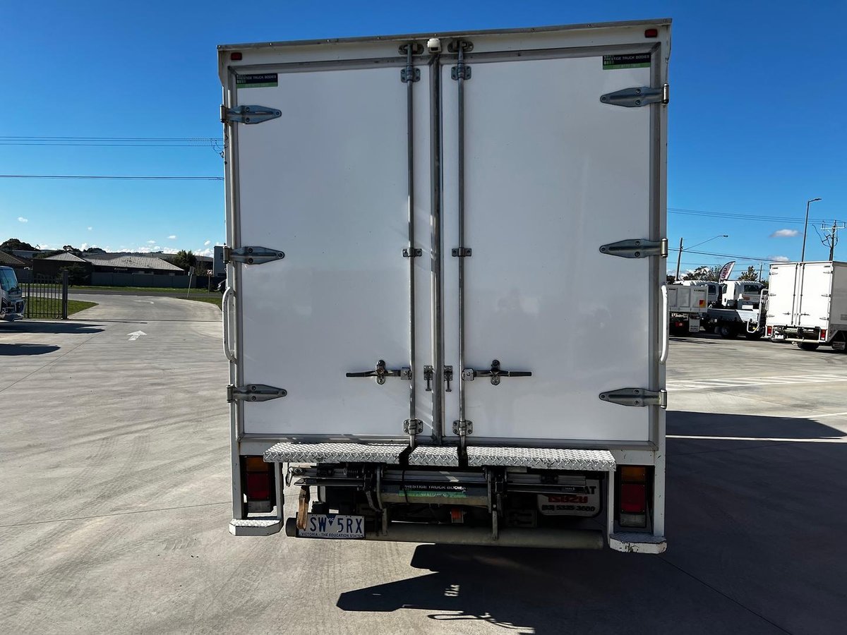 2021 Isuzu N Series NNR 45-150 Vanpack image 7