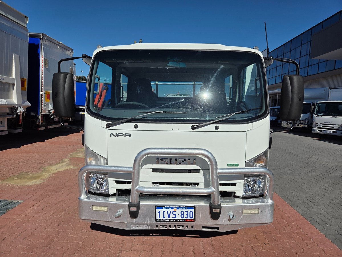 2014 Isuzu Trucks Npr400 4 Ton Crew Cab Tray And Crane image 6