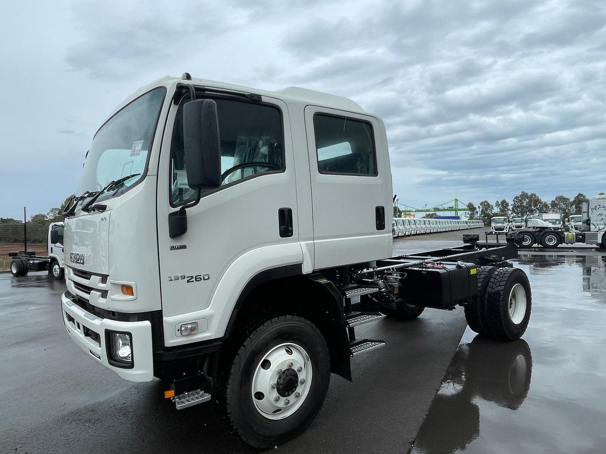 2025 Isuzu F Series image 3