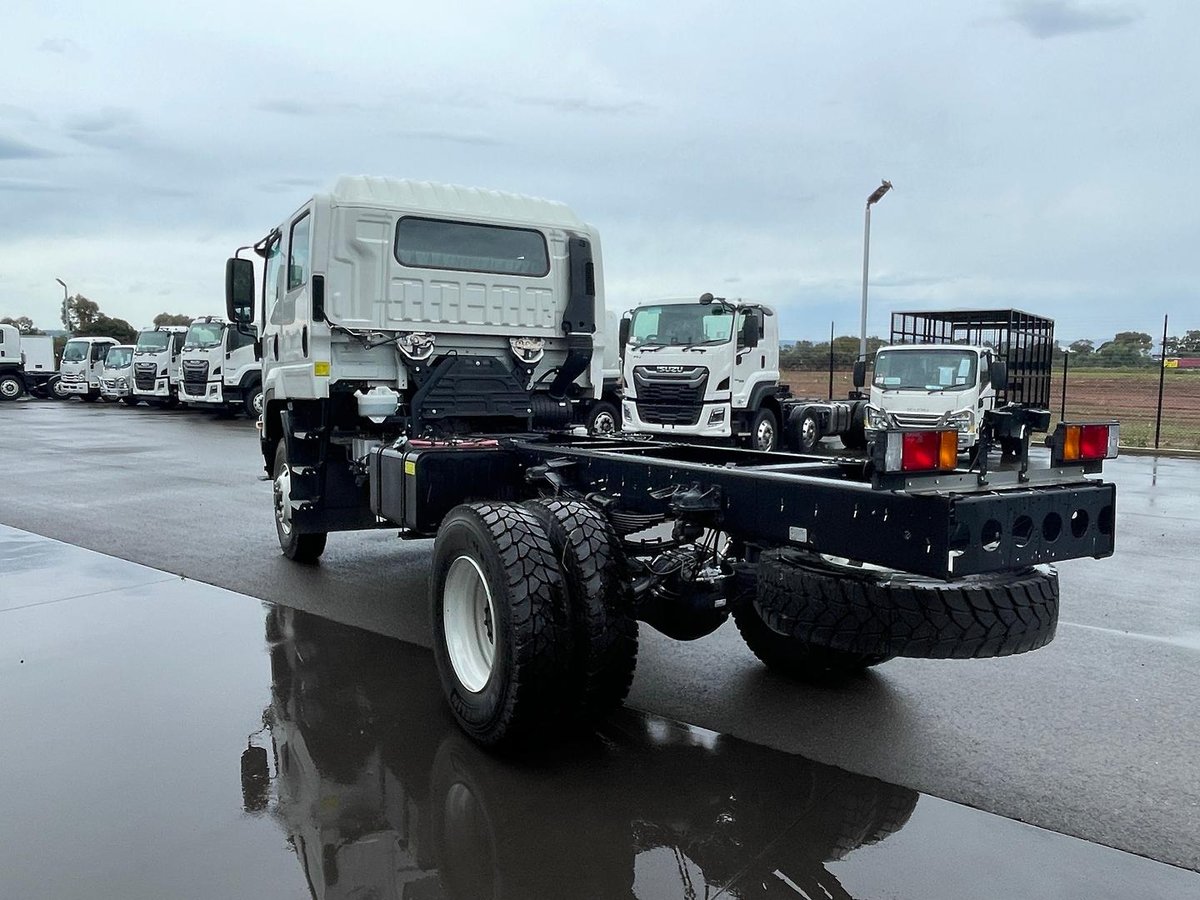2025 Isuzu F Series image 5