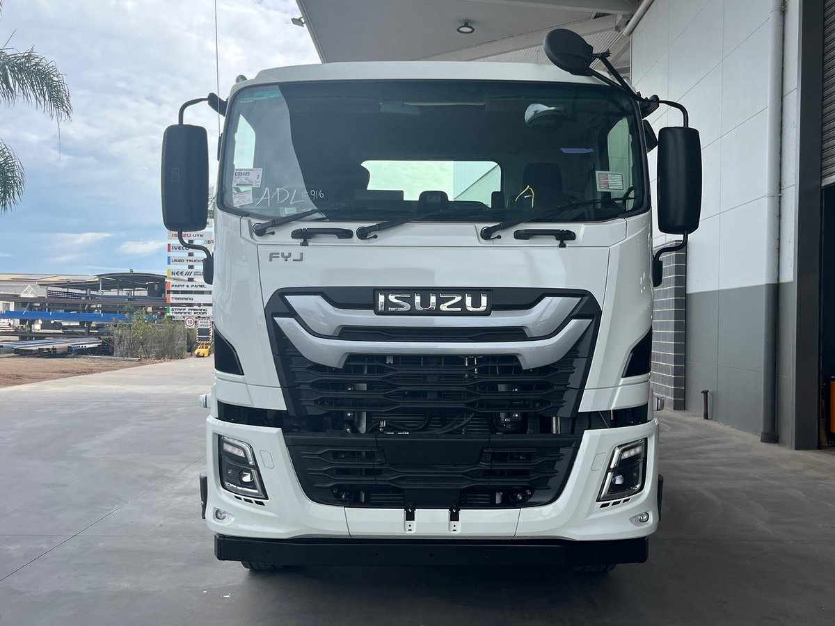 2025 Isuzu F Series image 9