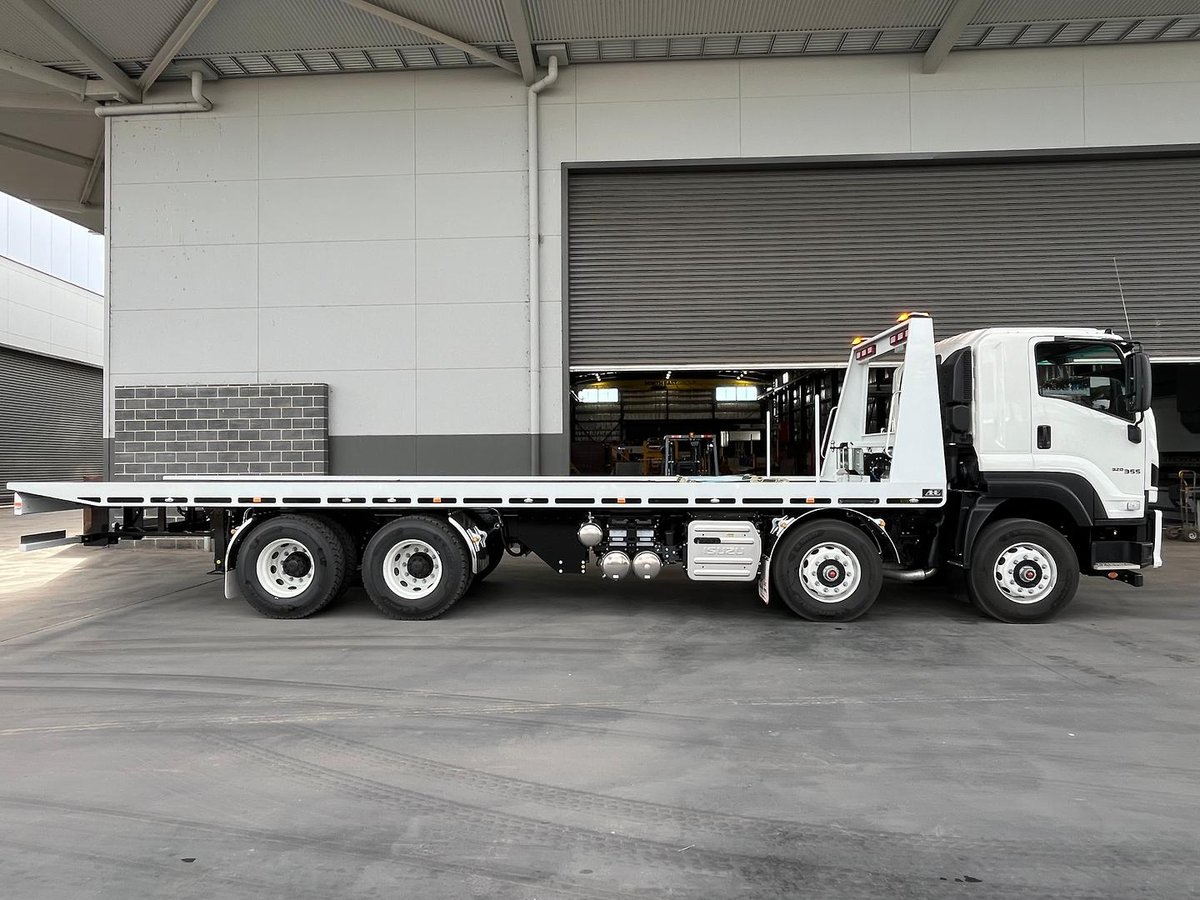 2025 Isuzu F Series image 2