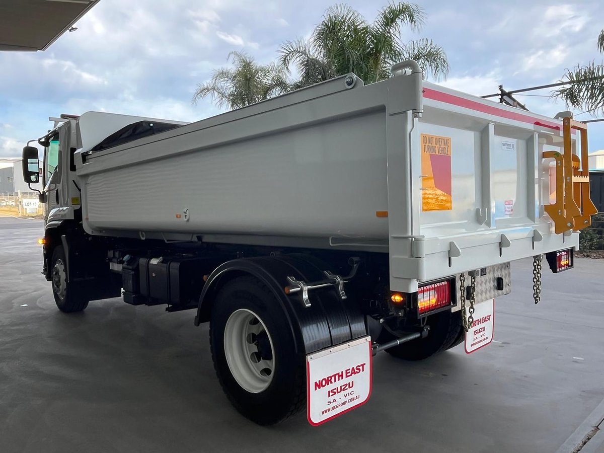 2025 Isuzu F Series image 9