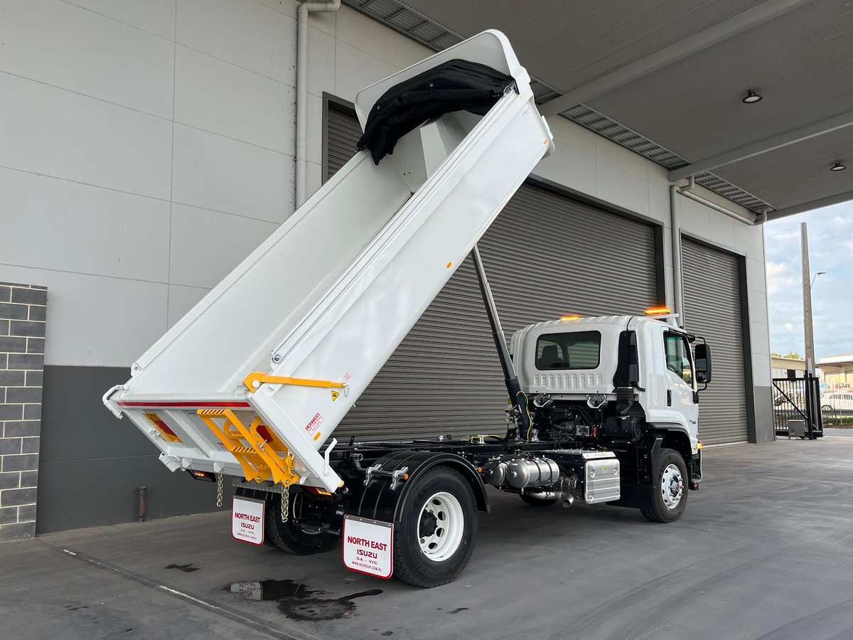 2025 Isuzu F Series image 5