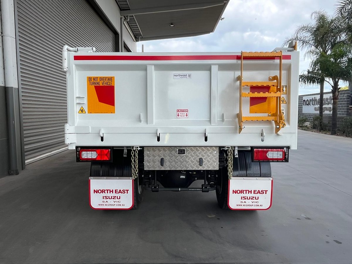 2025 Isuzu F Series image 7