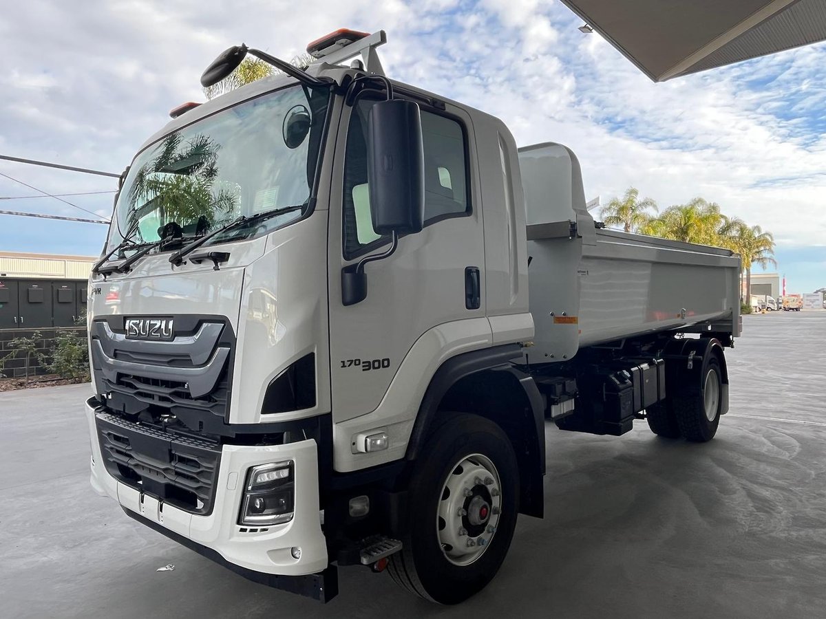 2025 Isuzu F Series image 10