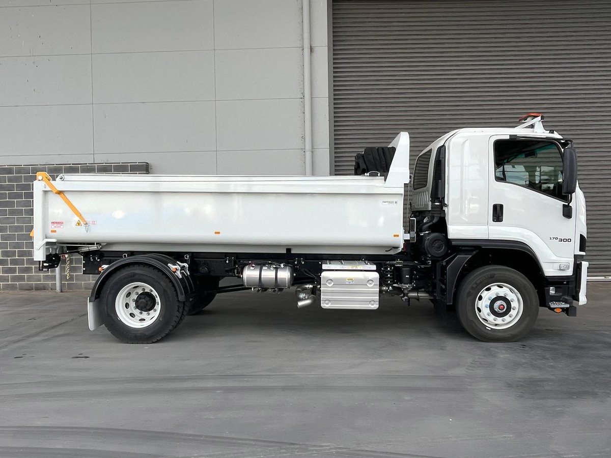 2025 Isuzu F Series image 3