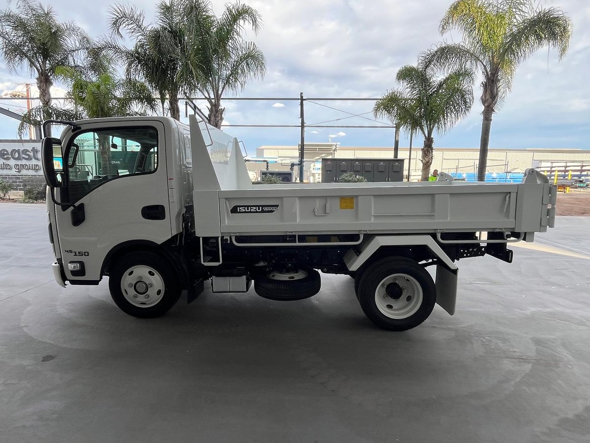 2025 Isuzu N Series image 10