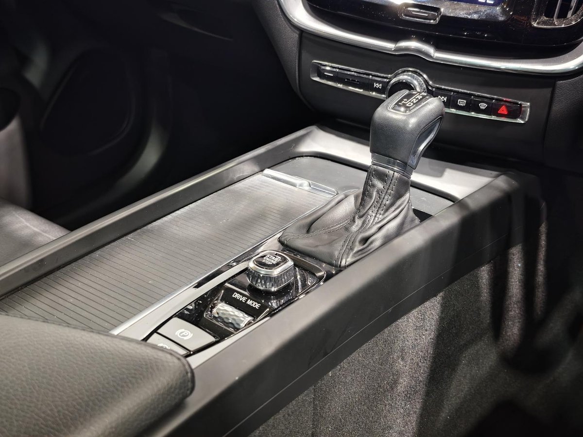 2021 Volvo XC60 T5 Momentum MY21 AWD image 24