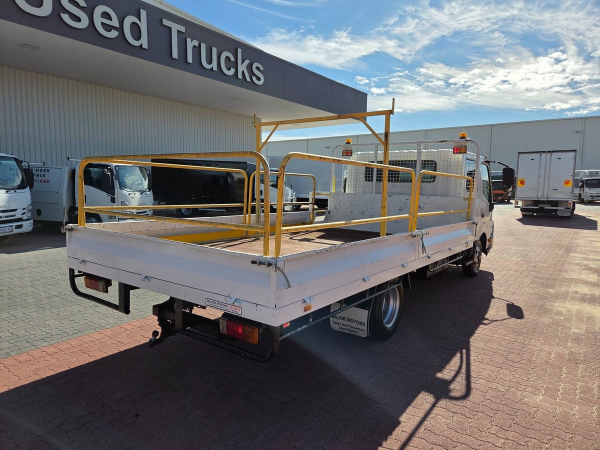 2017 Hino 616 - 300 Series Auto Car License Crew Cab Tray image 12