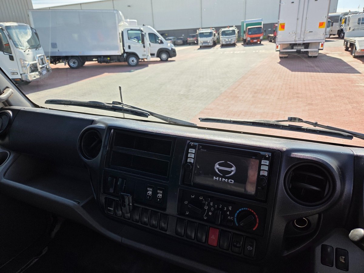 2017 Hino 616 - 300 Series Auto Car License Crew Cab Tray image 14