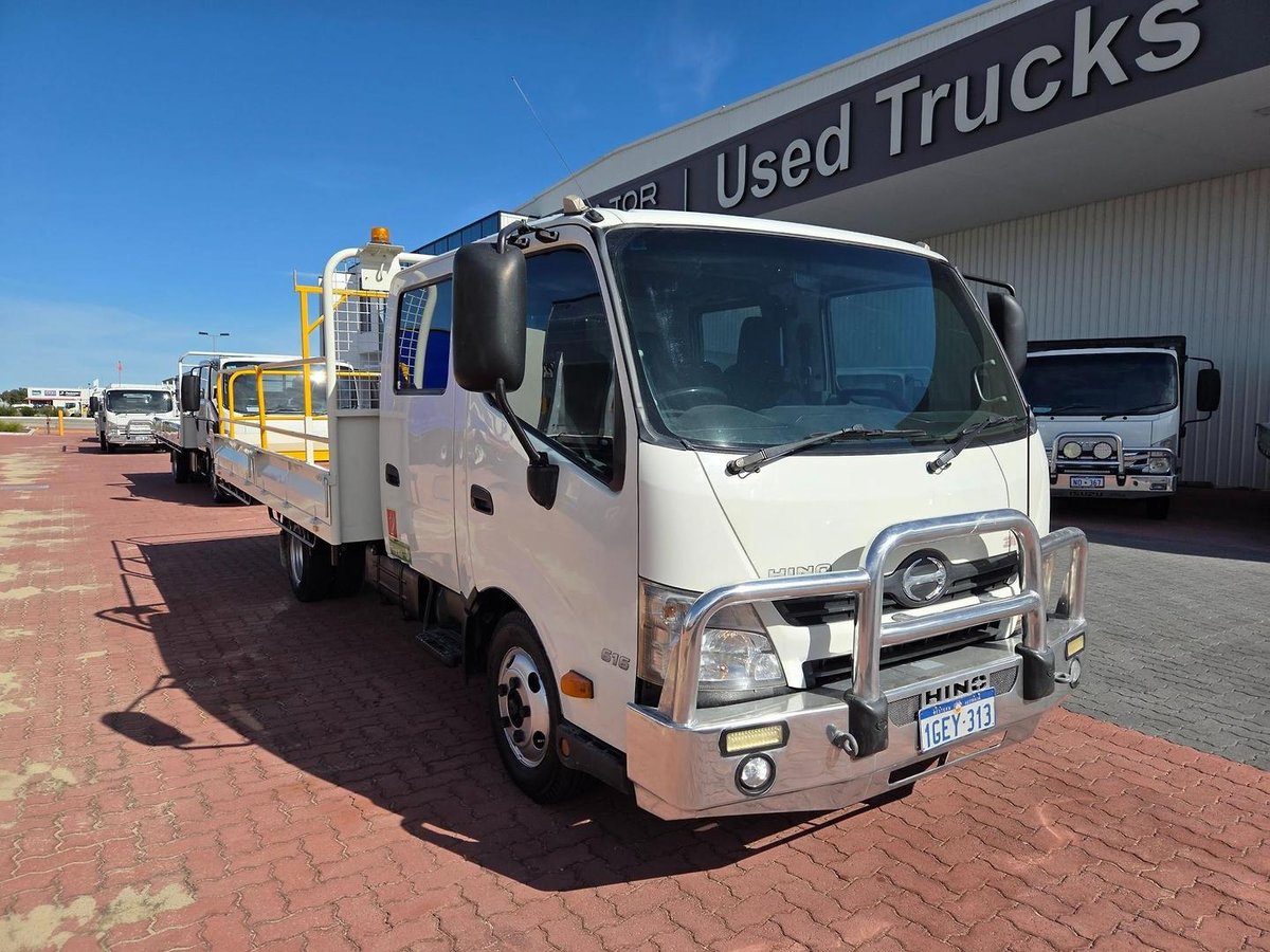 2017 Hino 616 - 300 Series Auto Car License Crew Cab Tray image 19