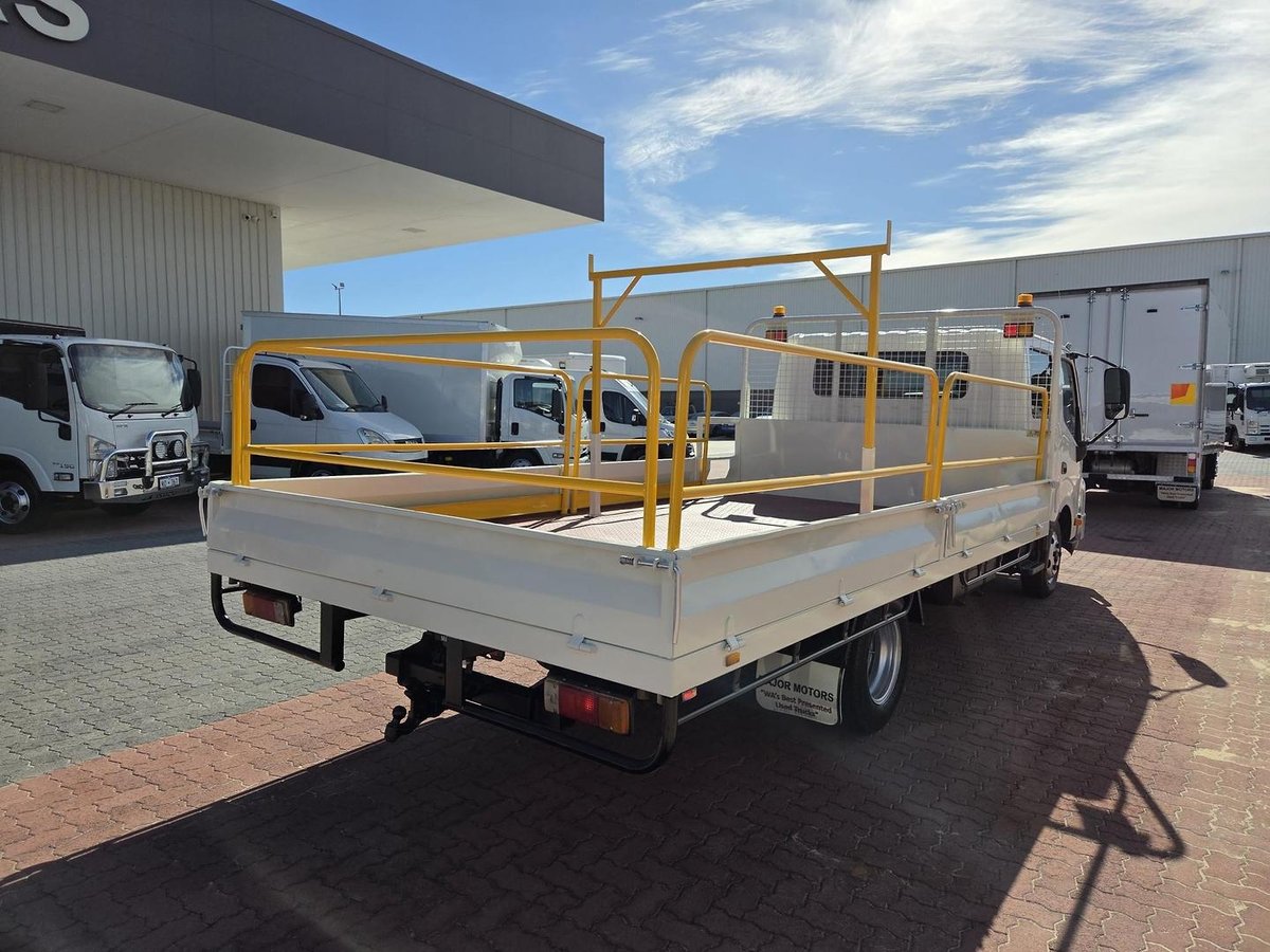2017 Hino 616 - 300 Series Auto Car License Crew Cab Tray image 10
