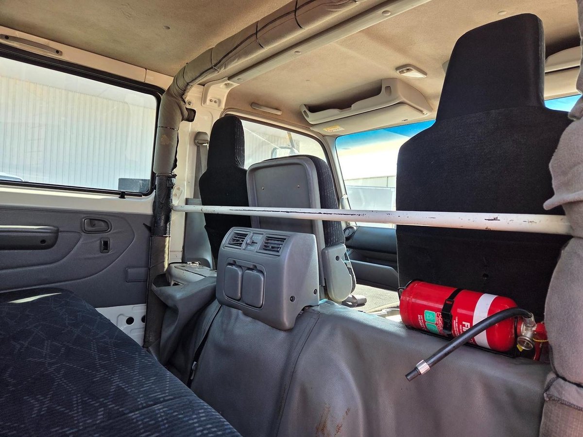 2017 Hino 616 - 300 Series Auto Car License Crew Cab Tray image 17