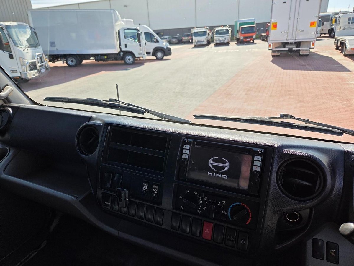 2017 Hino 616 - 300 Series Auto Car License Crew Cab Tray image 18