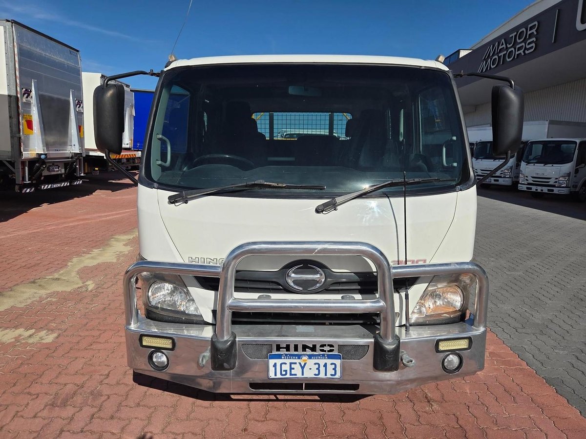 2017 Hino 616 - 300 Series Auto Car License Crew Cab Tray image 24