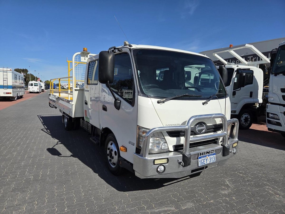 2017 Hino 616 - 300 Series Auto Car License Crew Cab Tray image 2