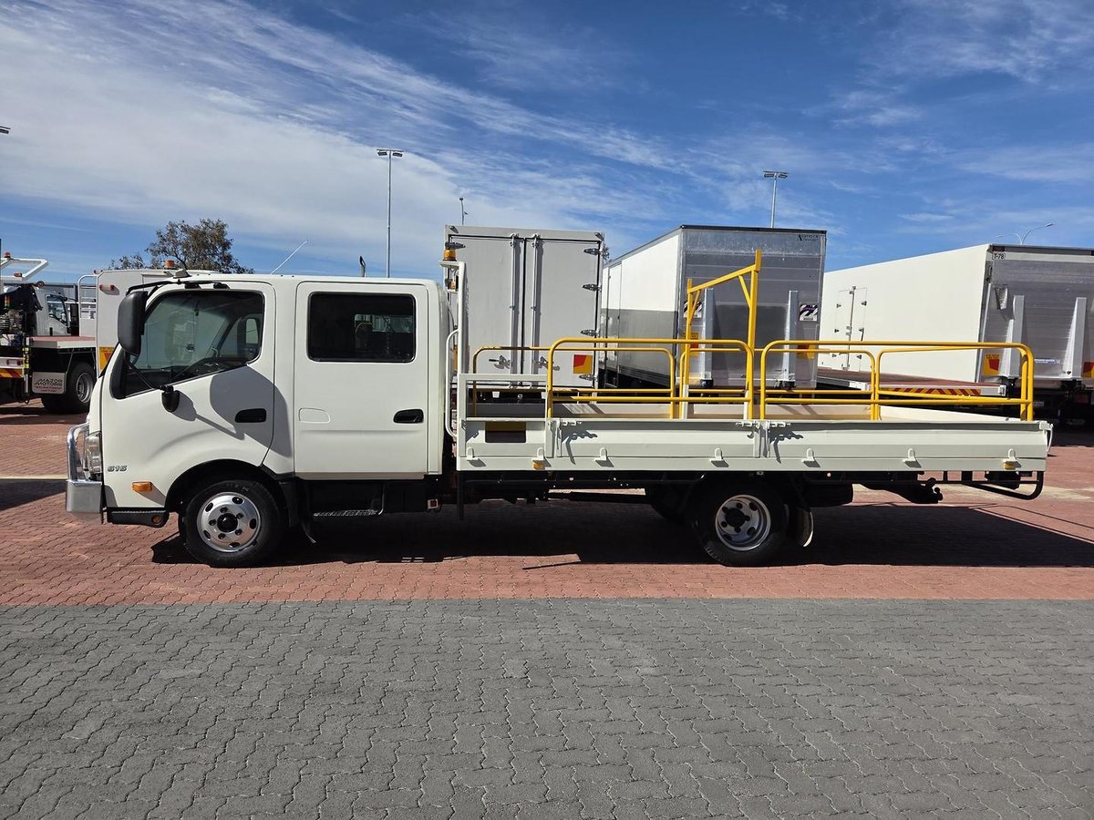 2017 Hino 616 - 300 Series Auto Car License Crew Cab Tray image 6