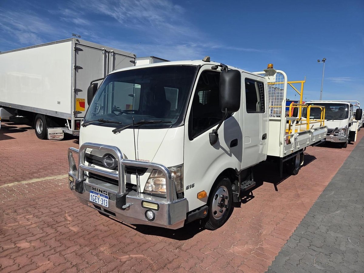 2017 Hino 616 - 300 Series Auto Car License Crew Cab Tray image 5