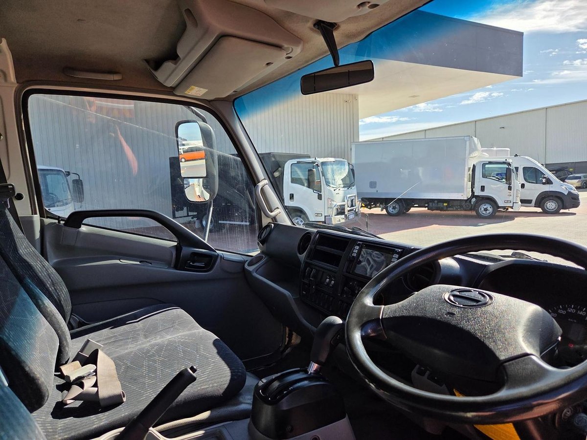 2017 Hino 616 - 300 Series Auto Car License Crew Cab Tray image 13