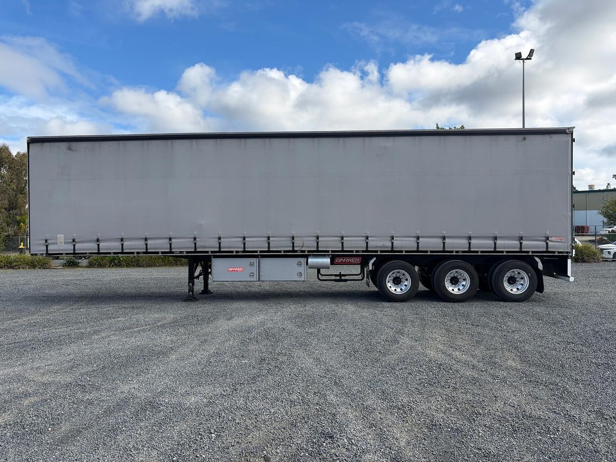 Curtainsider 2017 Barker
