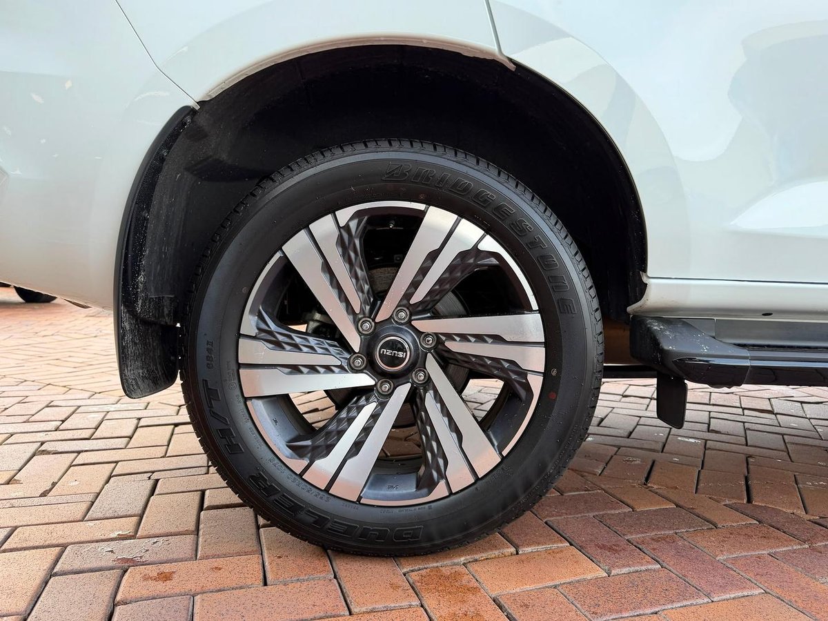 2025 Isuzu MU-X LS-T MY25.5 4X4 Dual Range image 8