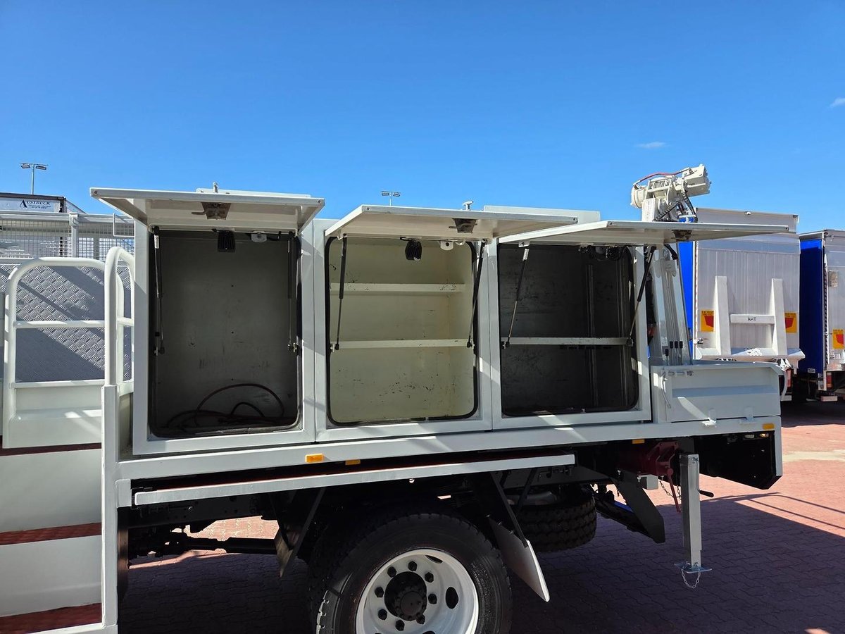 2014 Isuzu Fss550 4X4 Service Body/Crane Combo image 22
