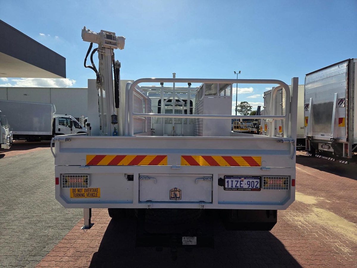 2014 Isuzu Fss550 4X4 Service Body/Crane Combo image 4