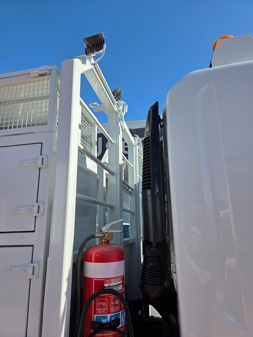 2014 Isuzu Fss550 4X4 Service Body/Crane Combo image 10