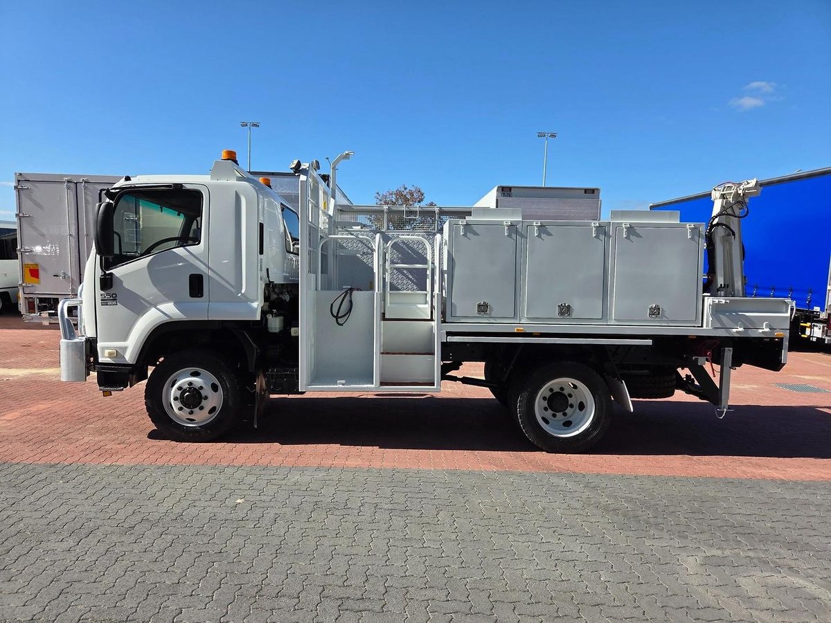 2014 Isuzu Fss550 4X4 Service Body/Crane Combo image 26