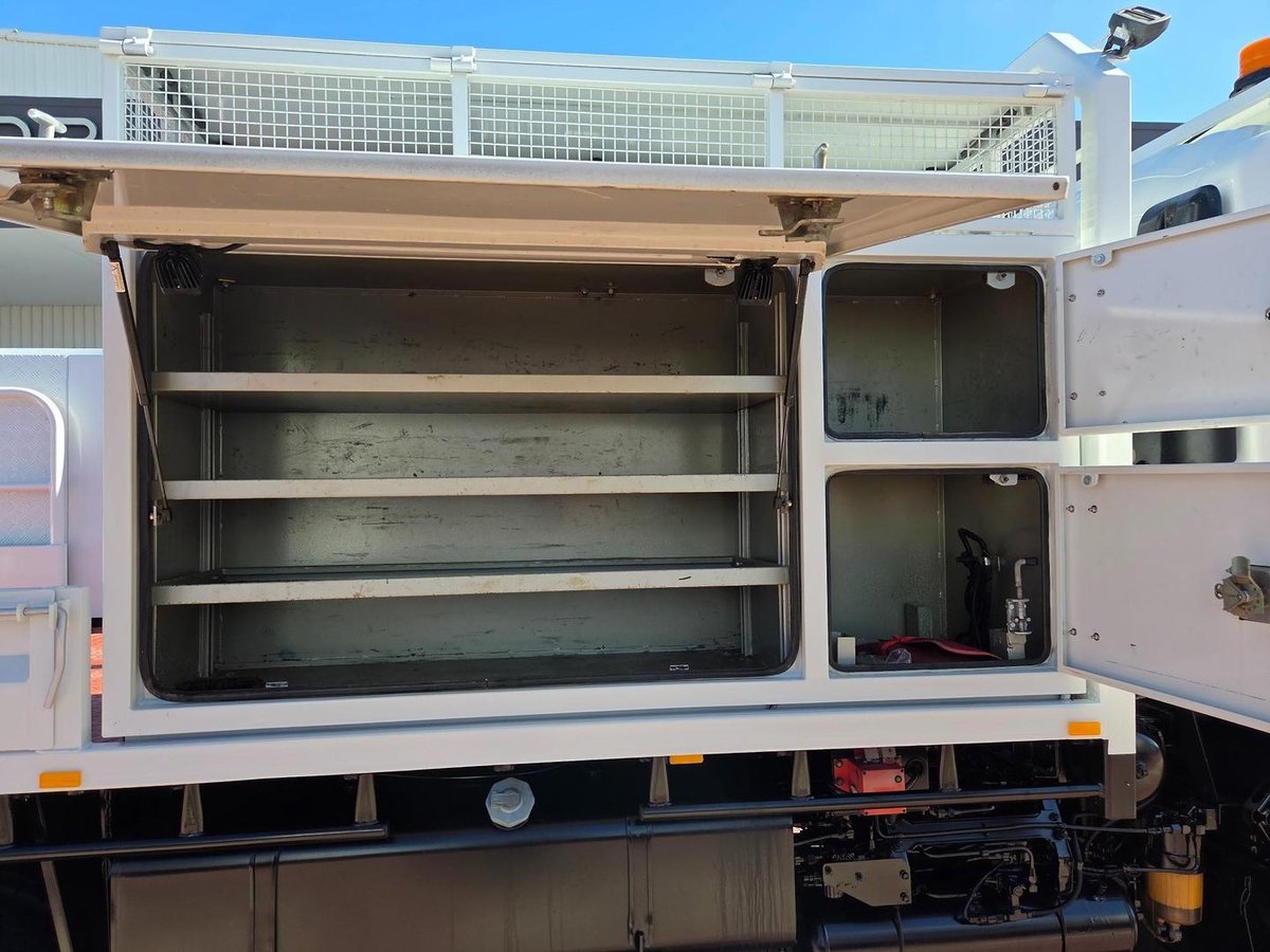 2014 Isuzu Fss550 4X4 Service Body/Crane Combo image 17