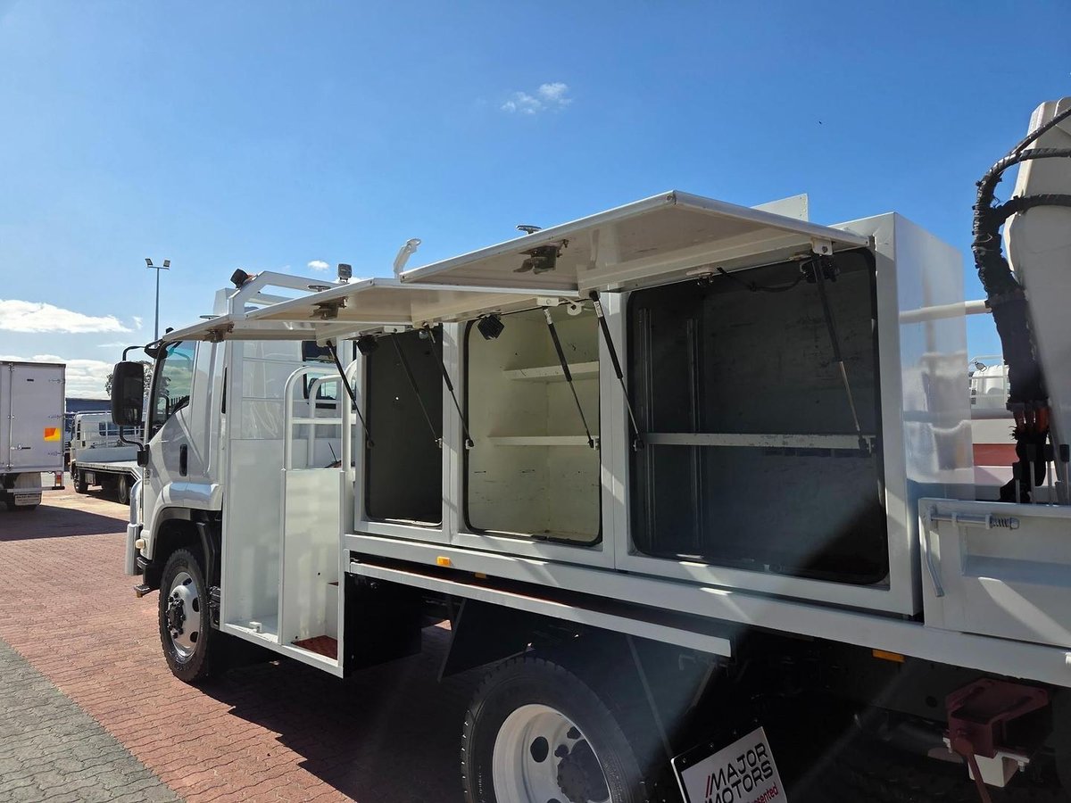 2014 Isuzu Fss550 4X4 Service Body/Crane Combo image 9