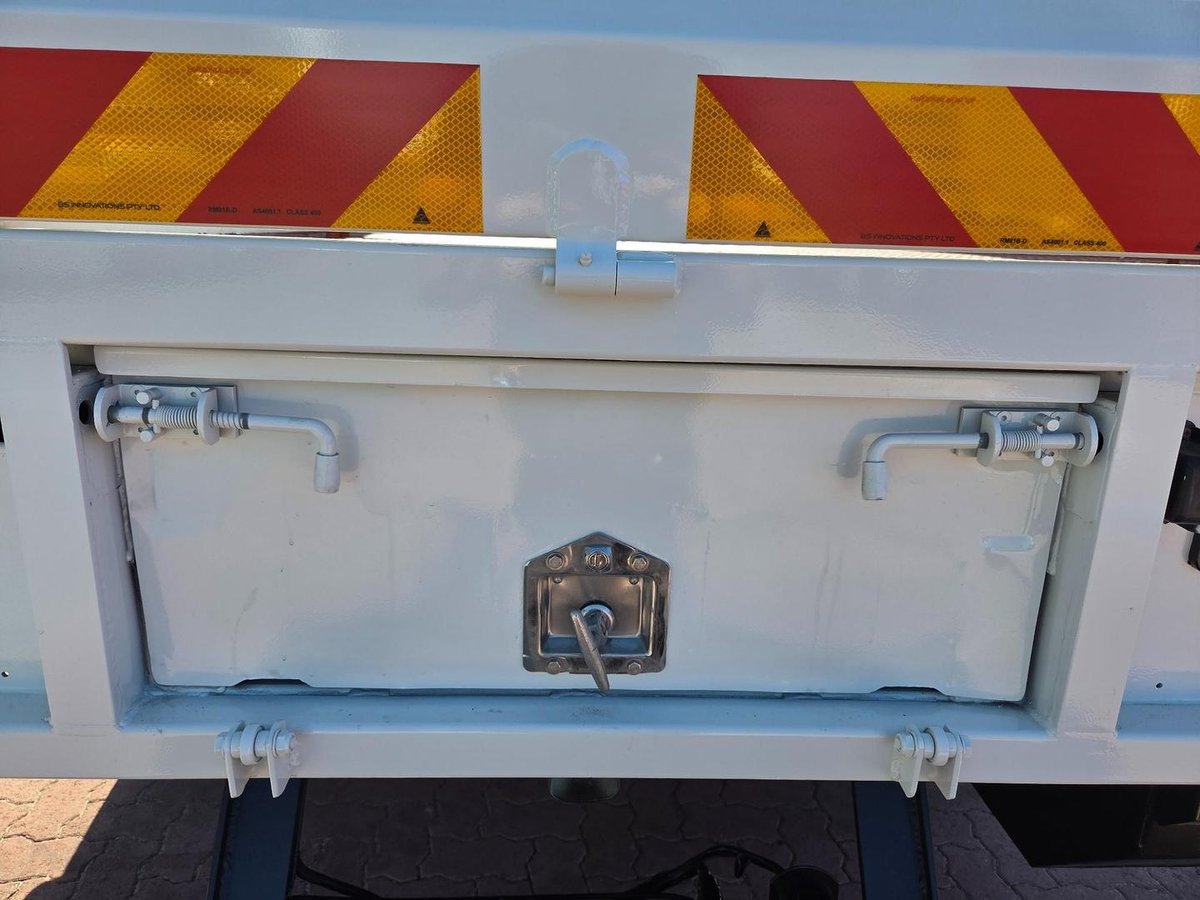 2014 Isuzu Fss550 4X4 Service Body/Crane Combo image 2