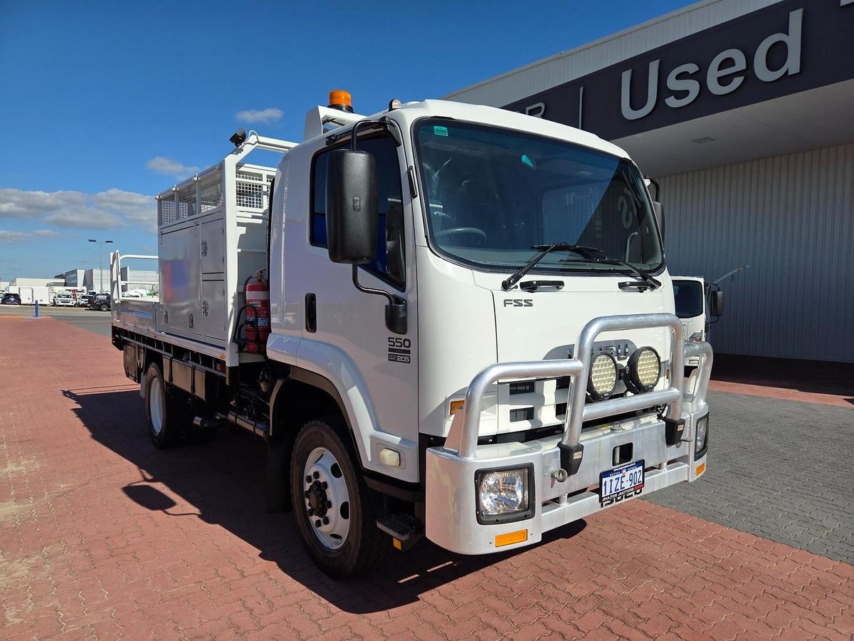 2014 Isuzu Fss550 4X4 Service Body/Crane Combo image 6