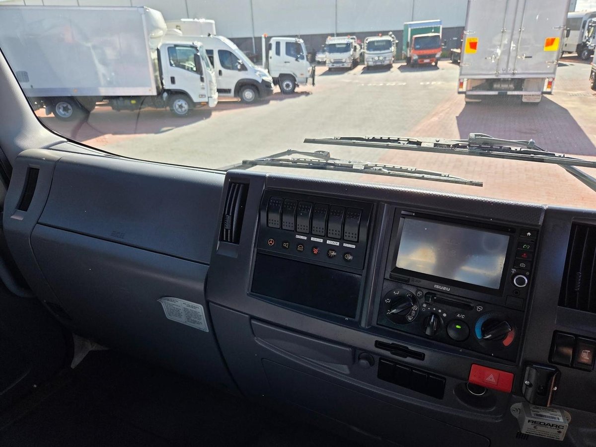 2014 Isuzu Fss550 4X4 Service Body/Crane Combo image 15