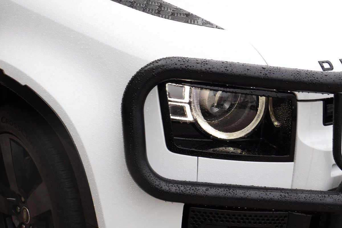2024 Land Rover Defender 110 P400 X-Dynamic SE L663 MY25 AWD image 16