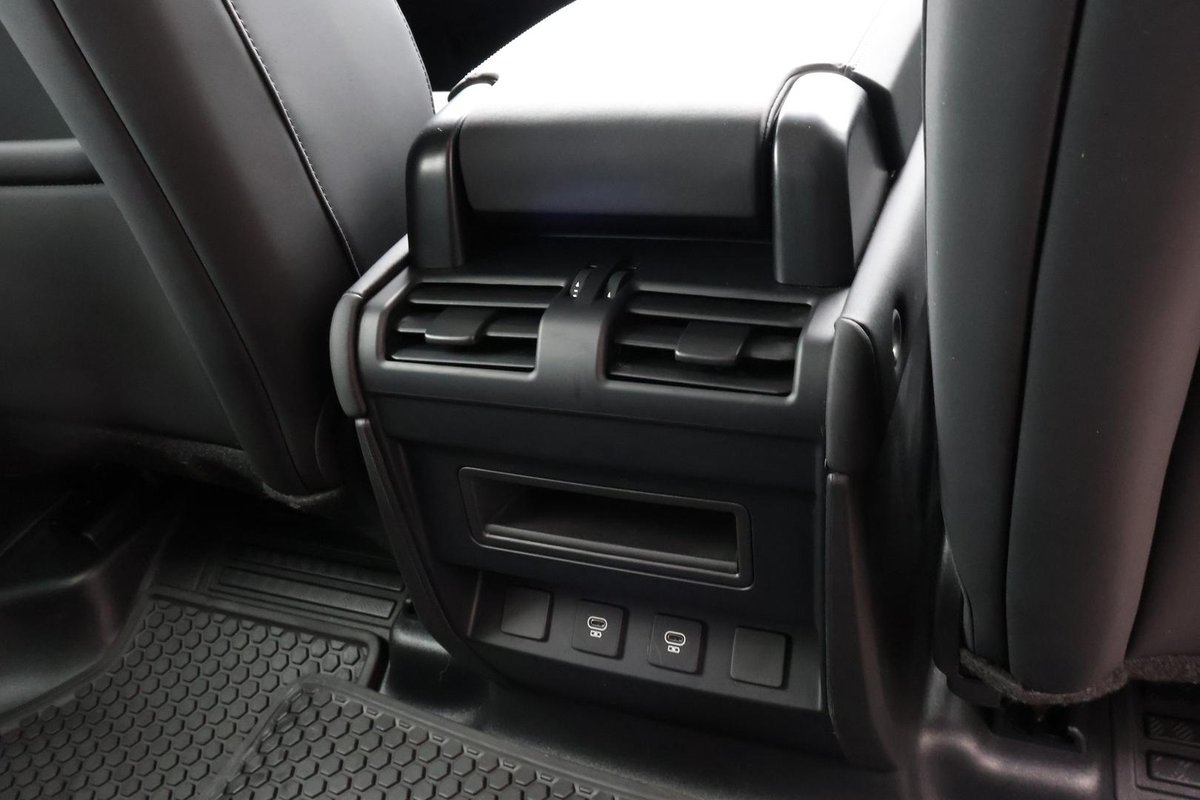 2024 Land Rover Defender 110 P400 X-Dynamic SE L663 MY25 AWD image 17