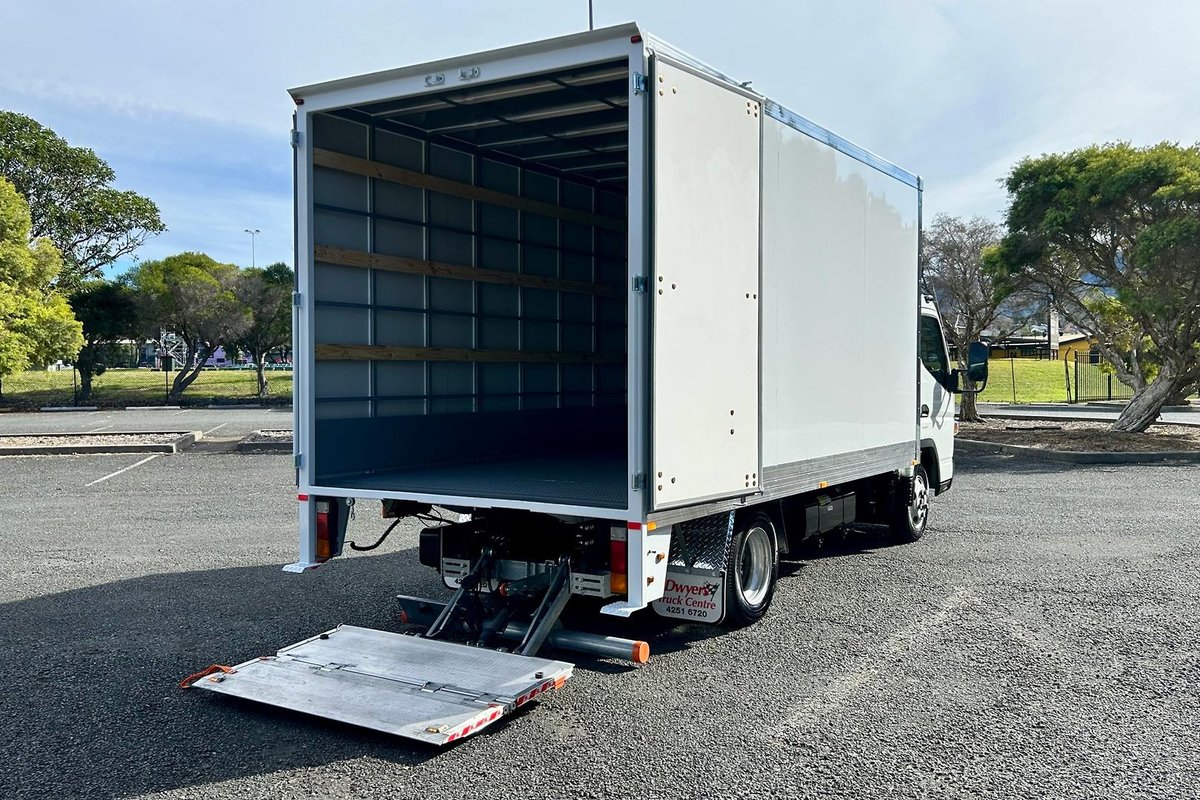 2020 Fuso Canter 515 image 17