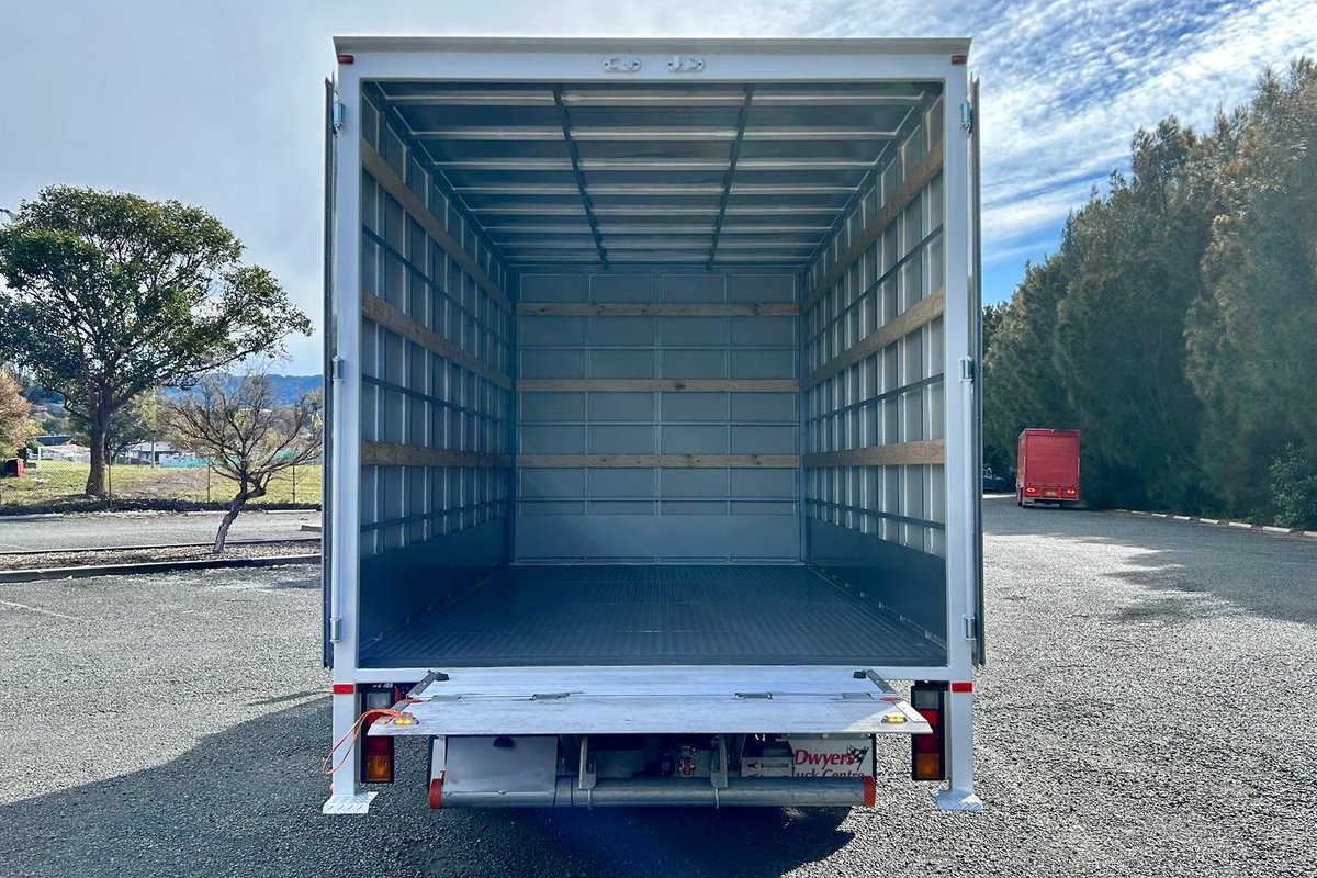 2020 Fuso Canter 515 image 19