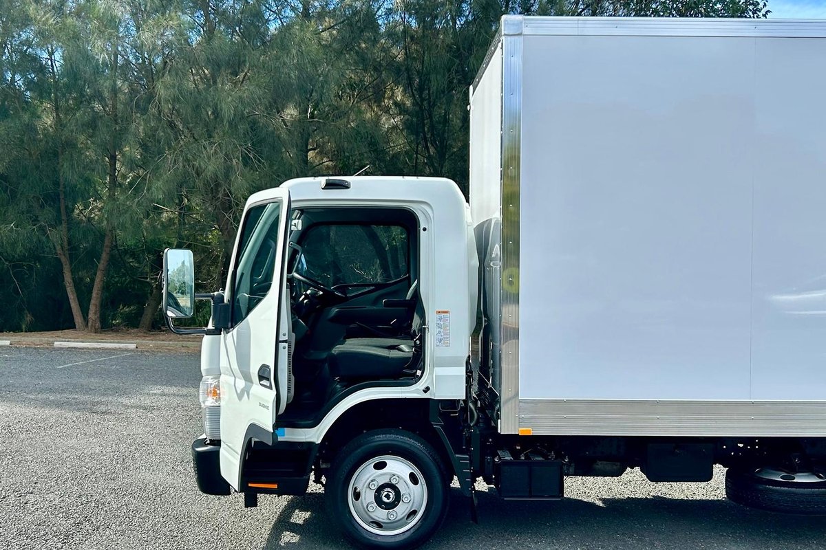 2020 Fuso Canter 515 image 25