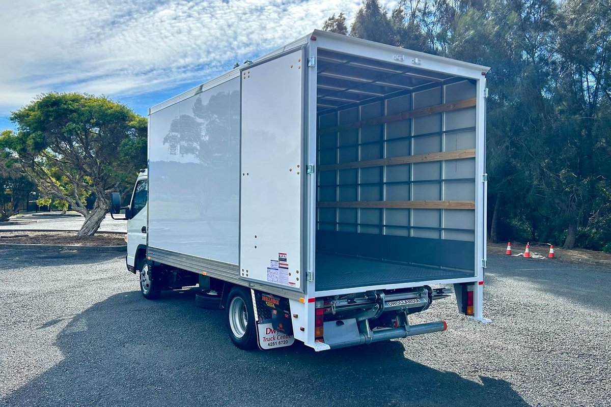 2020 Fuso Canter 515 image 9