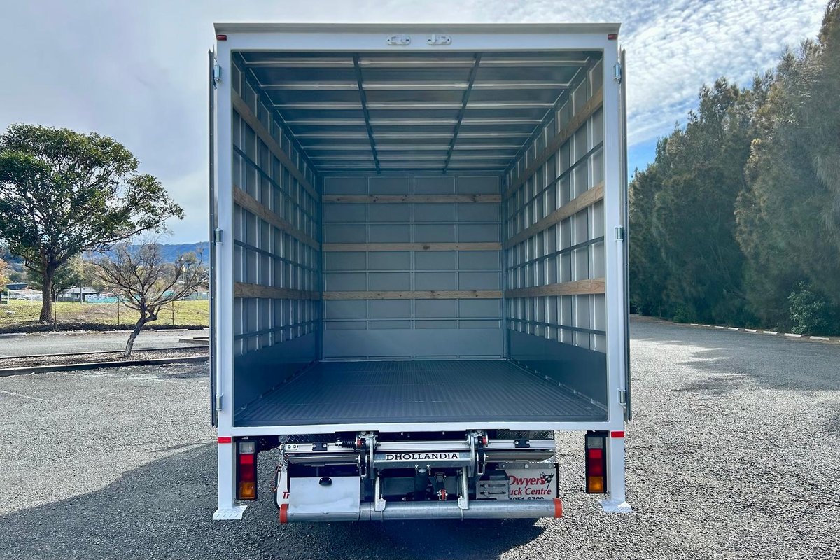 2020 Fuso Canter 515 image 11