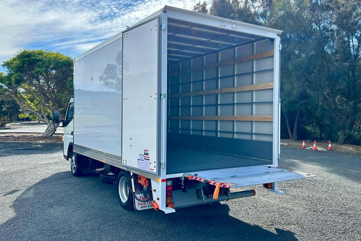 2020 Fuso Canter 515 image 18