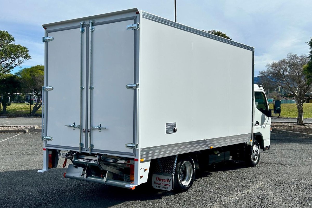2020 Fuso Canter 515 image 3