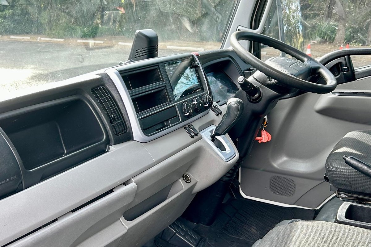 2020 Fuso Canter 515 image 27