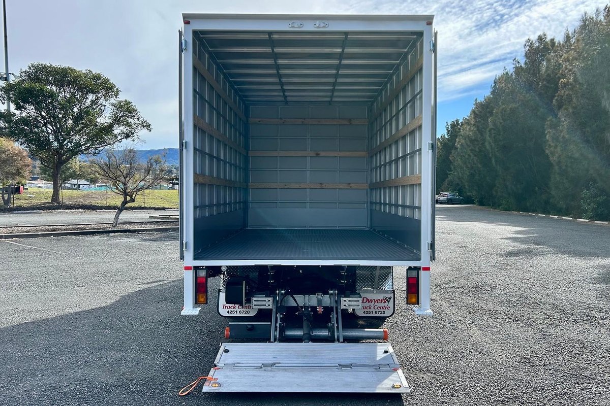 2020 Fuso Canter 515 image 15